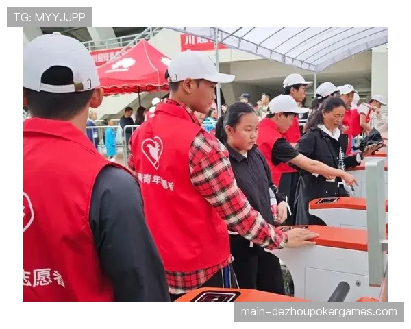 赛场温情一幕:志愿者帮助视力障碍观众“听”完比赛 赛场温情一幕:志愿者帮助视力障碍观众“听”完比赛